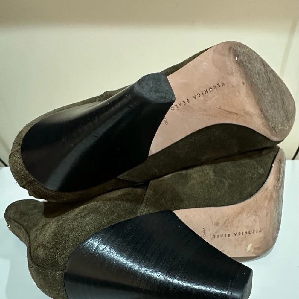 VERONICA BEARD “Baxter” Suede Boots Booties in Olive Khaki Women’s Size 8
